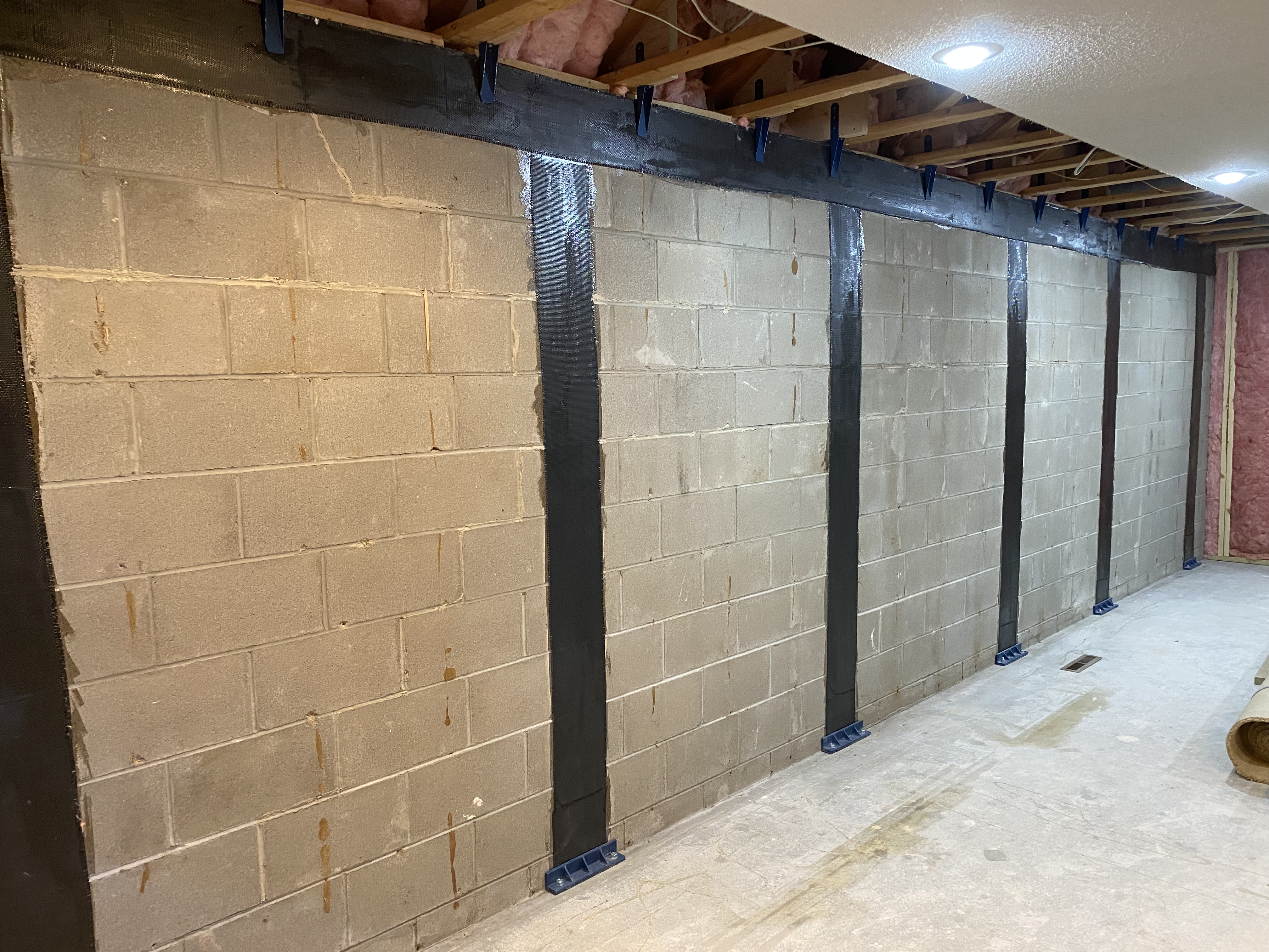 Crackrepair specialist examining a wall in East Jordan, Michigan home